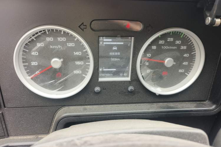 Used Iveco Daily 2021 2.5T V40 2-3 Seater Long Wheelbase Mid-Roof Design with Dual Side Sliding Doors