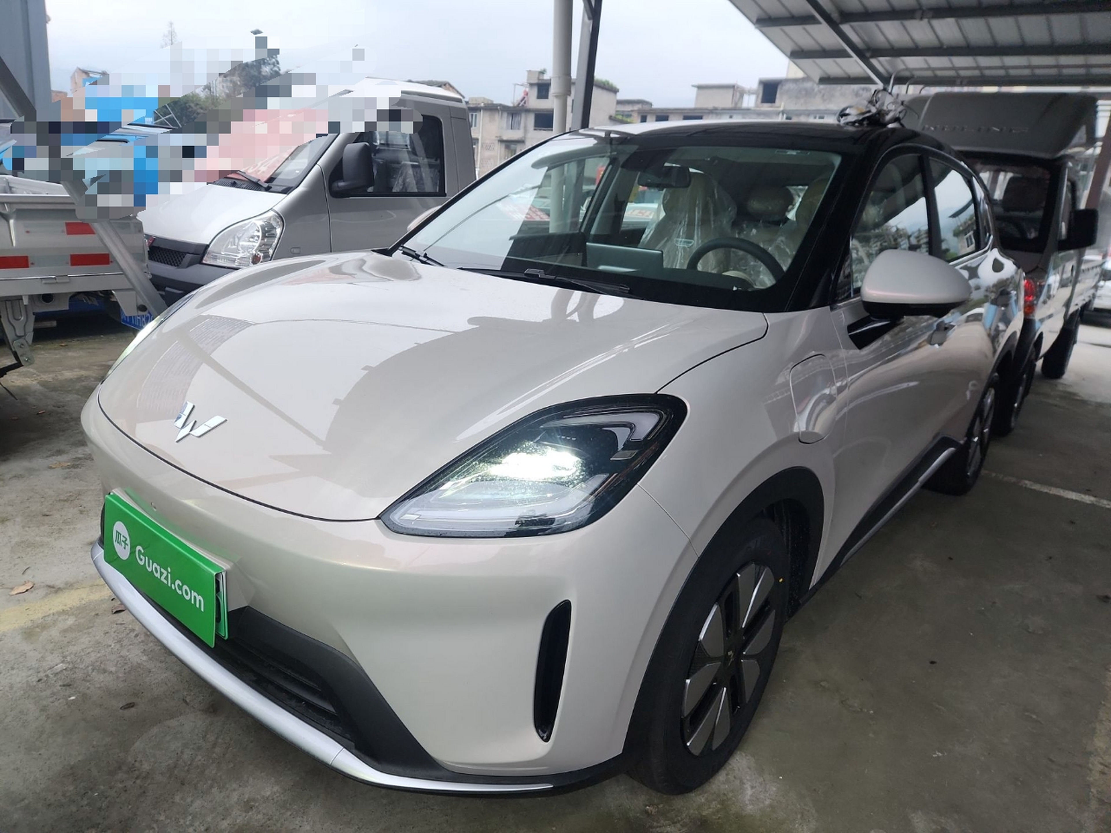 تحت مقدمة السيارة