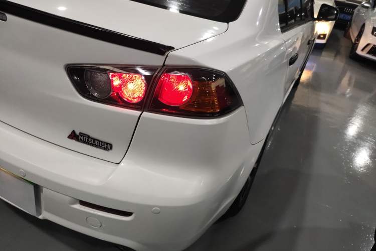 Used Mitsubishi Lancer EX 2016 1.8L CVT Black-and-White Retro Edition
