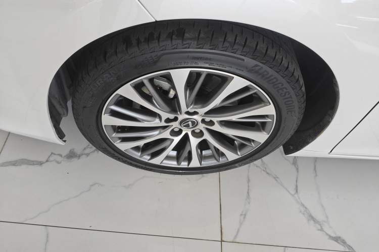 Used Lexus ES 2020 300h Deluxe Edition
