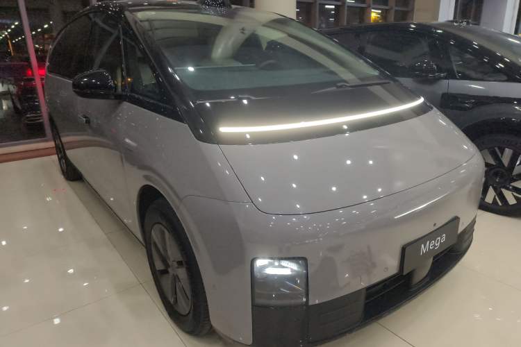 Used Li Auto MEGA 2024 Ultra Model
