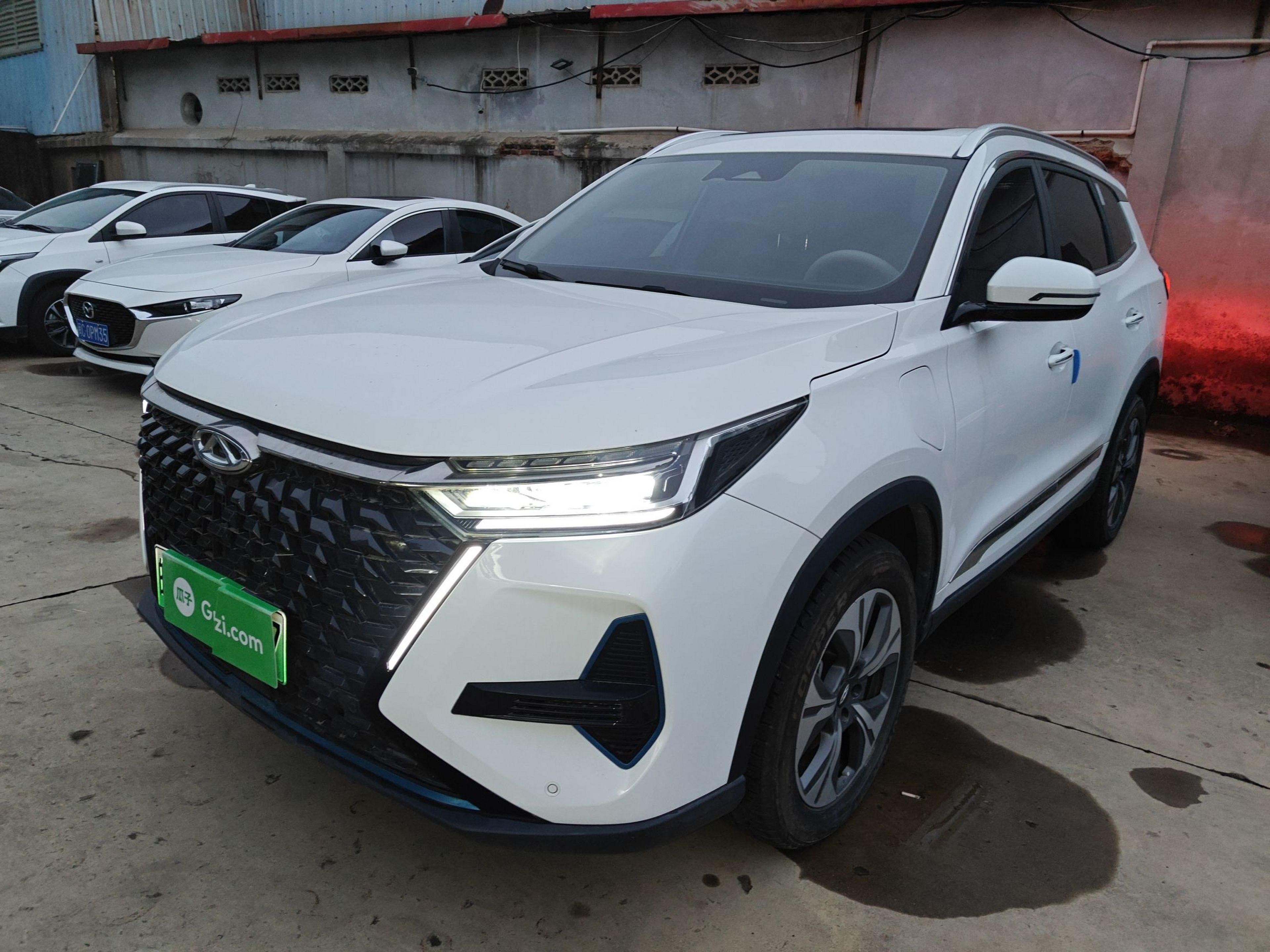 تحت مقدمة السيارة