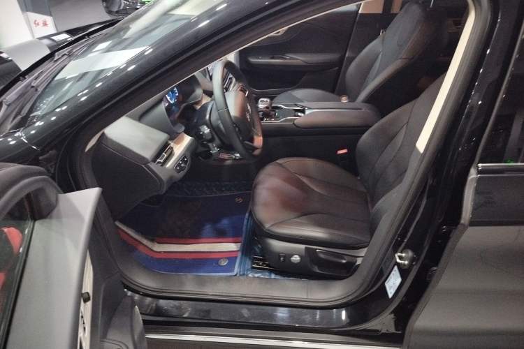 Used Hongqi E-QM5 2024 610 km PLUS
