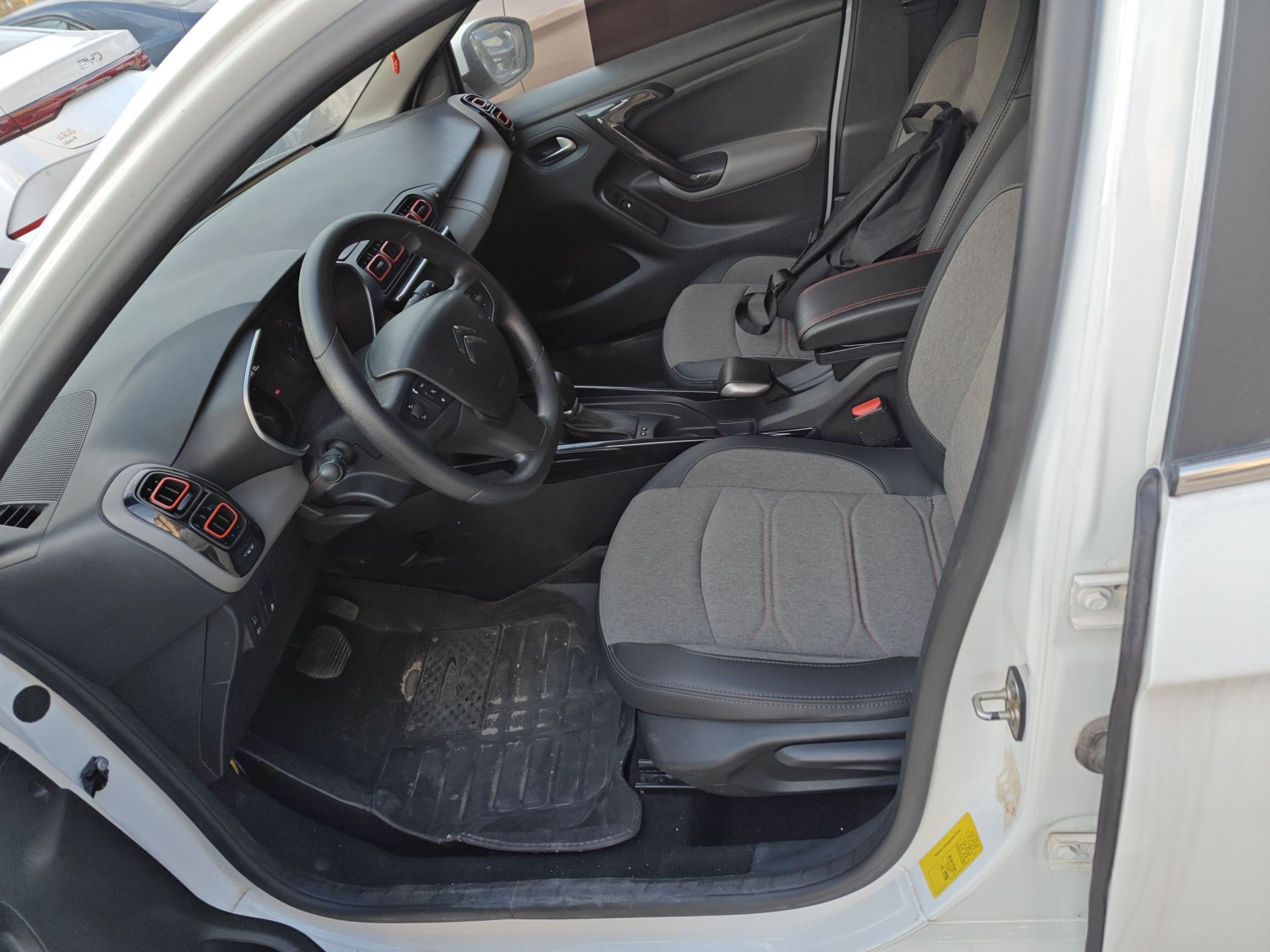 المقاعد الأمامية داخل السيارة