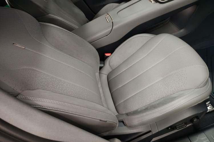 Used Lynk & Co 07 2024 EM-P 126 Long-Range Halo
