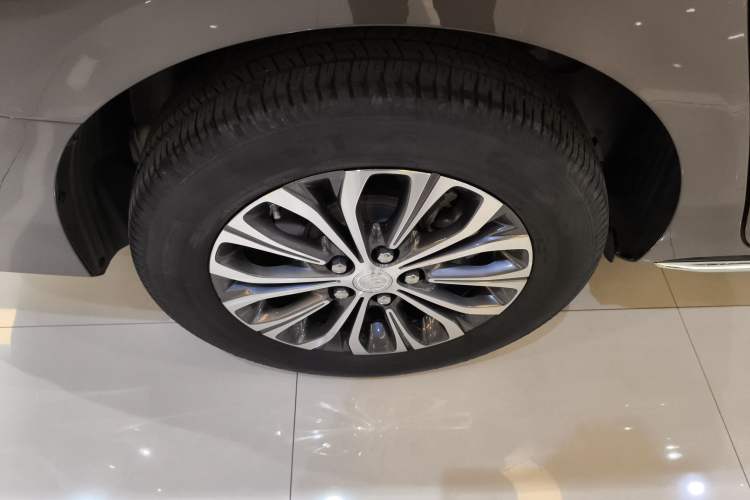 Used Buick GL8 2023 Facelifted Land Cruiser Executive Luxury Version
