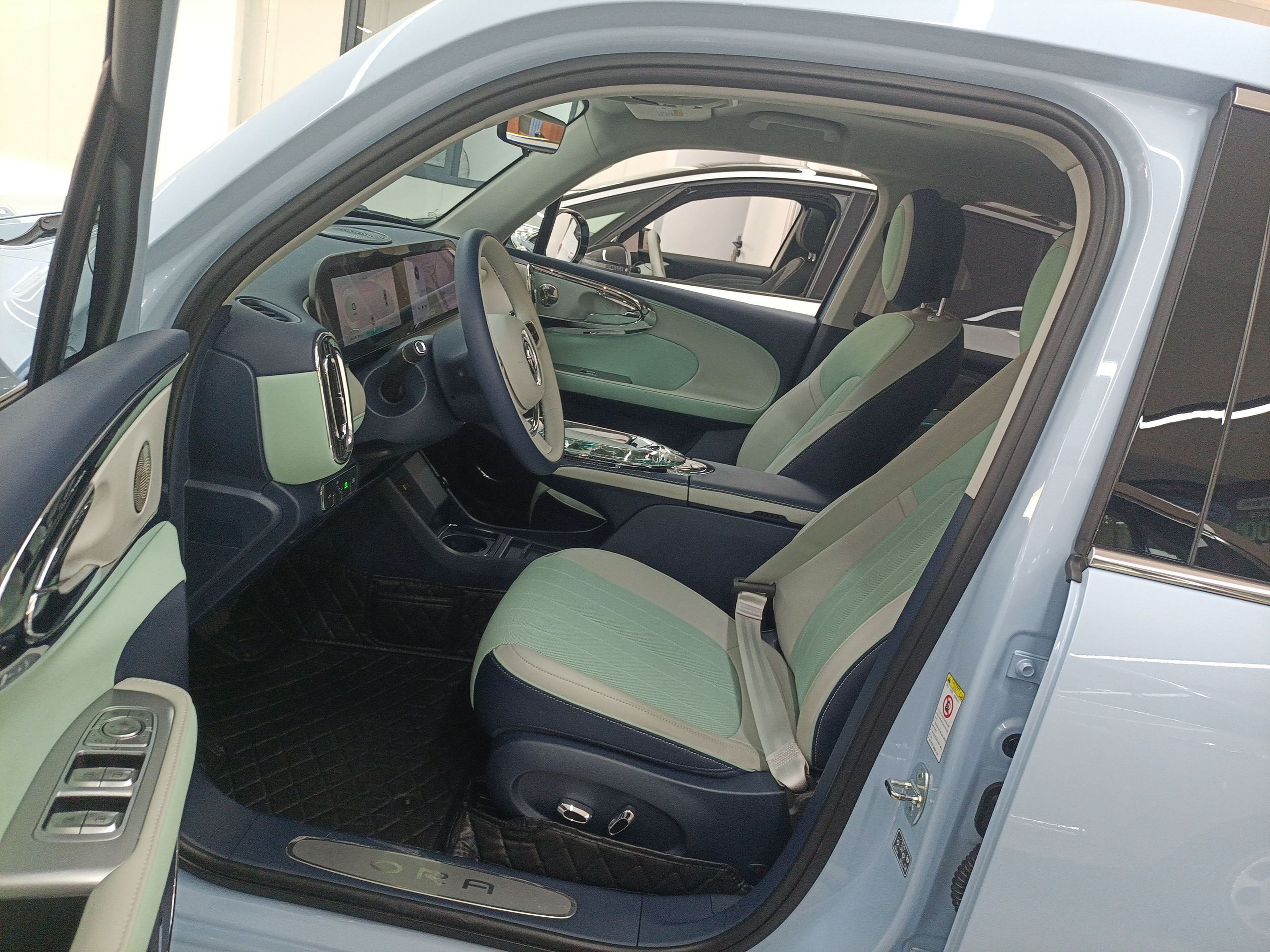 المقاعد الأمامية داخل السيارة