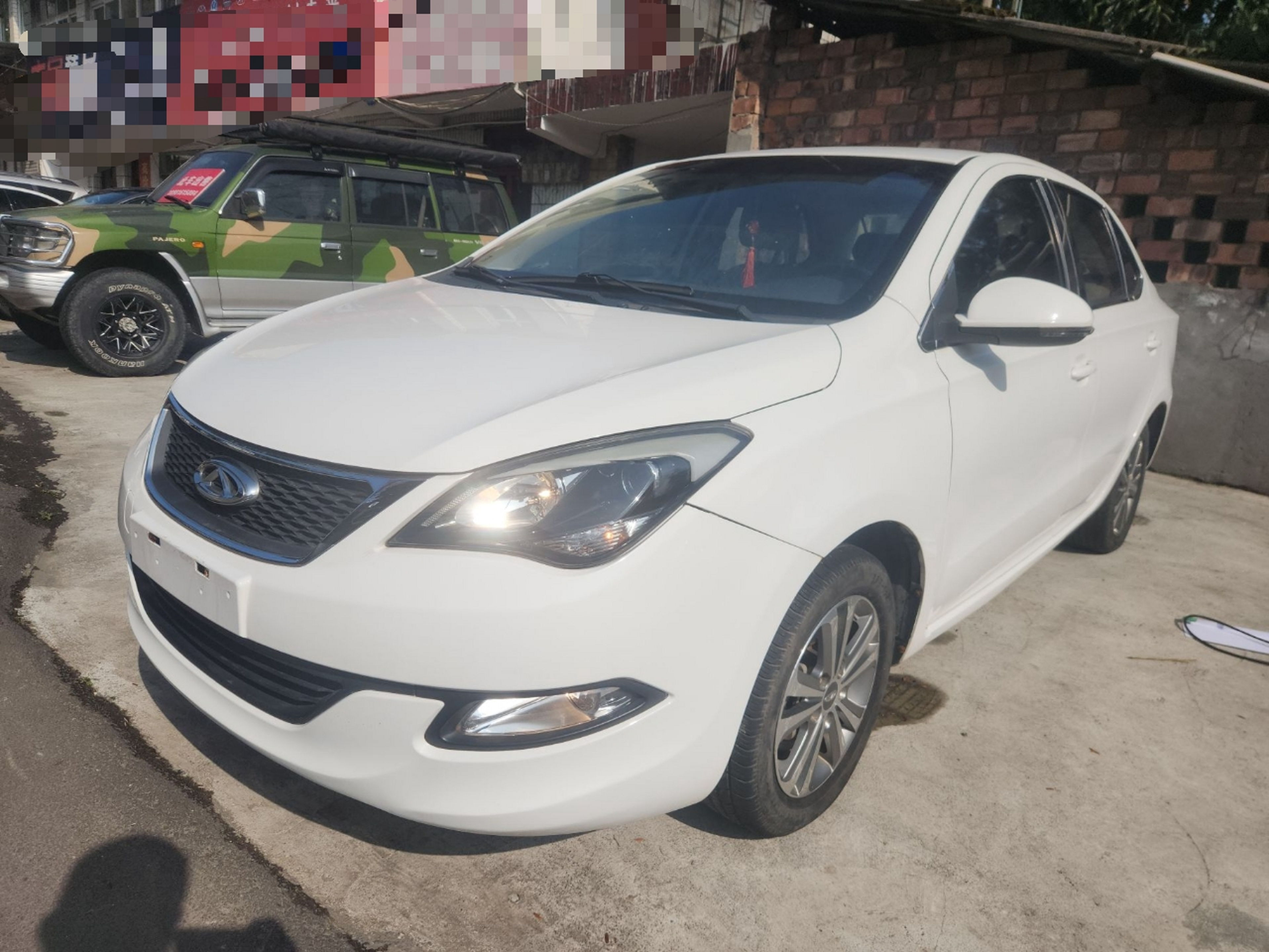 تحت مقدمة السيارة