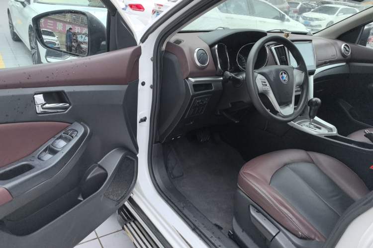 Used Venucia T70X 2015 2.0L CVT SmartFun Sport Edition