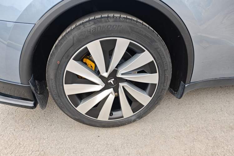 Used Tesla Model Y 2025 Long-Range All-Wheel-Drive Version