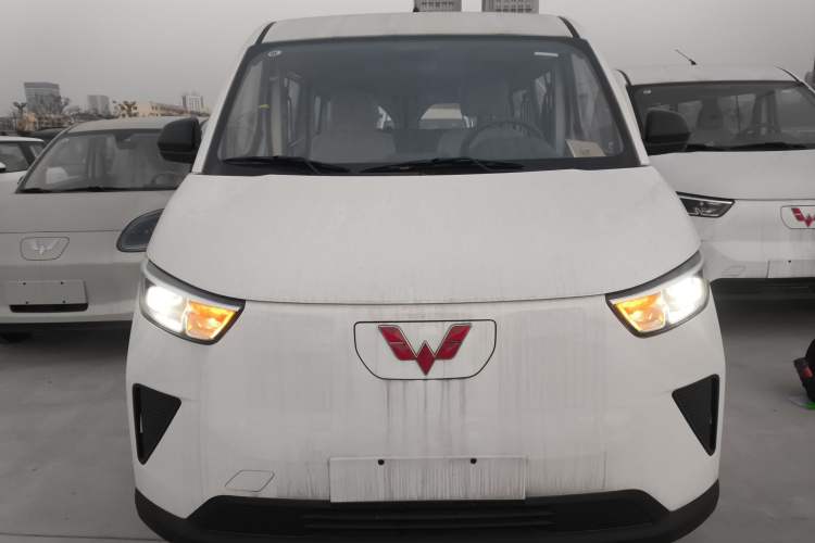 Used Wuling Yangguang 2024 300KM Comfort Version Passenger Van 75kW
