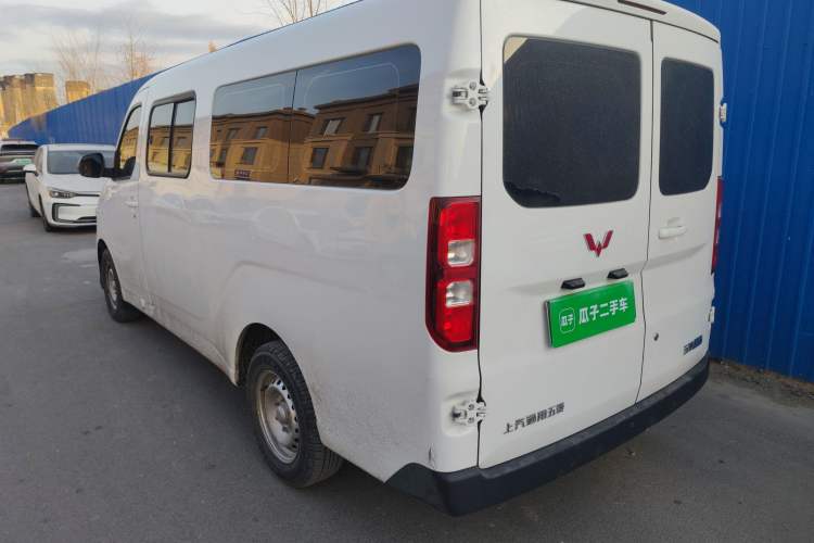 Used Wuling Yangguang 2024 300km Comfort-Grade Passenger Van 60kW
