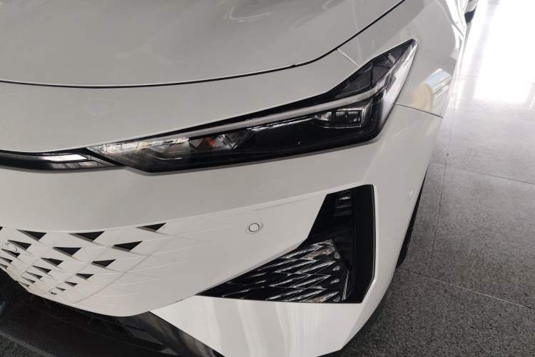 Used Changan UNI-V 2024 1.5T Smart Navigation Version
