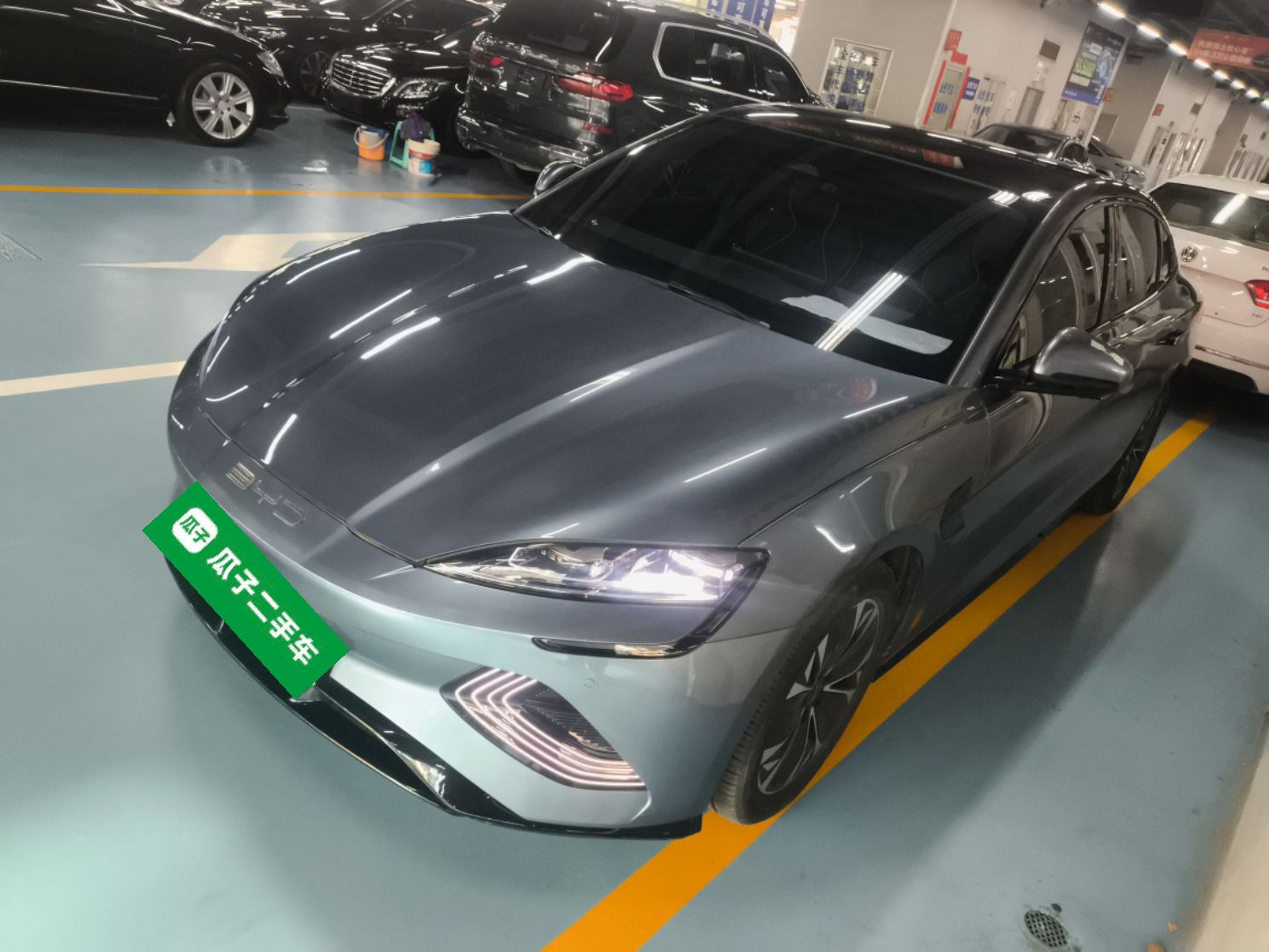 تحت مقدمة السيارة