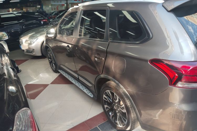 Used Mitsubishi Outlander 2019 2.0L Two-Wheel Drive Comfort Edition 7-Seater China VI Standard
