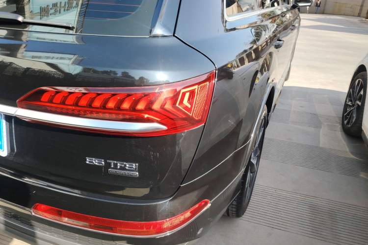 Used Audi Q7 2022 55 TFSI quattro S line Sport model
