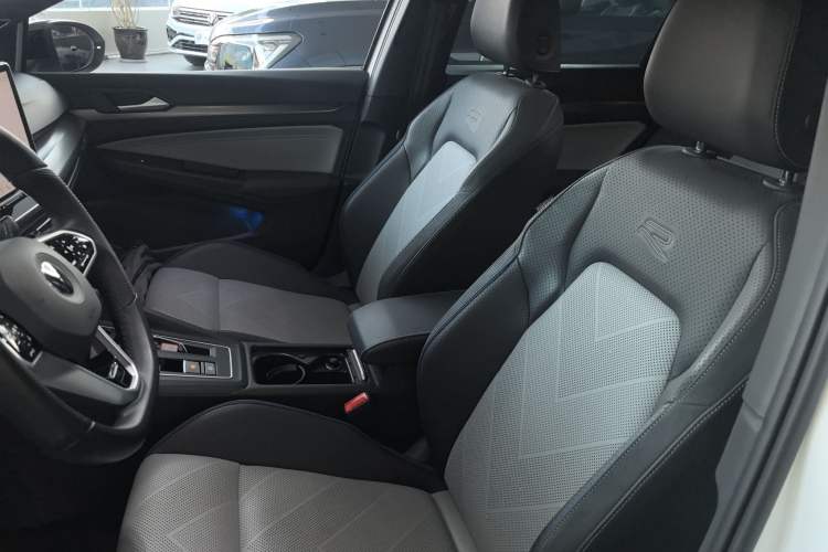 Used Volkswagen Golf 2025 300TSI R-Line
