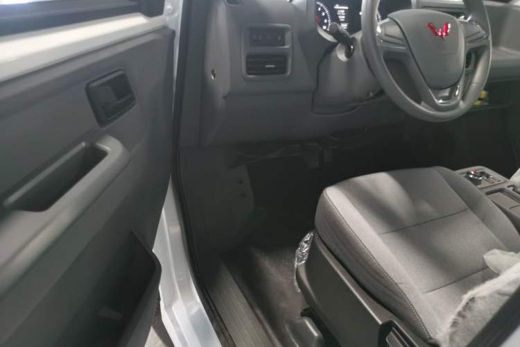 Used Wuling Yangguang 2024 300KM Comfort Version Passenger Van 75kW
