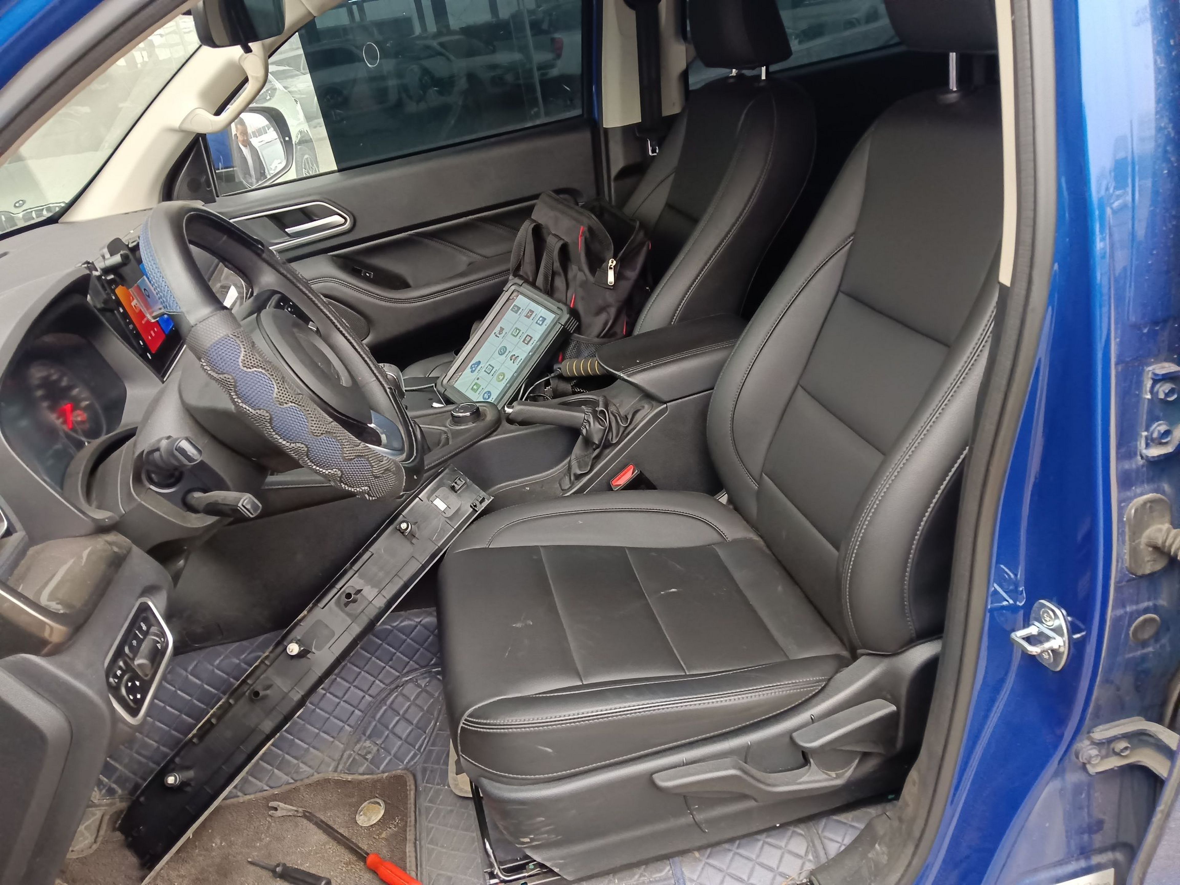 المقاعد الأمامية داخل السيارة