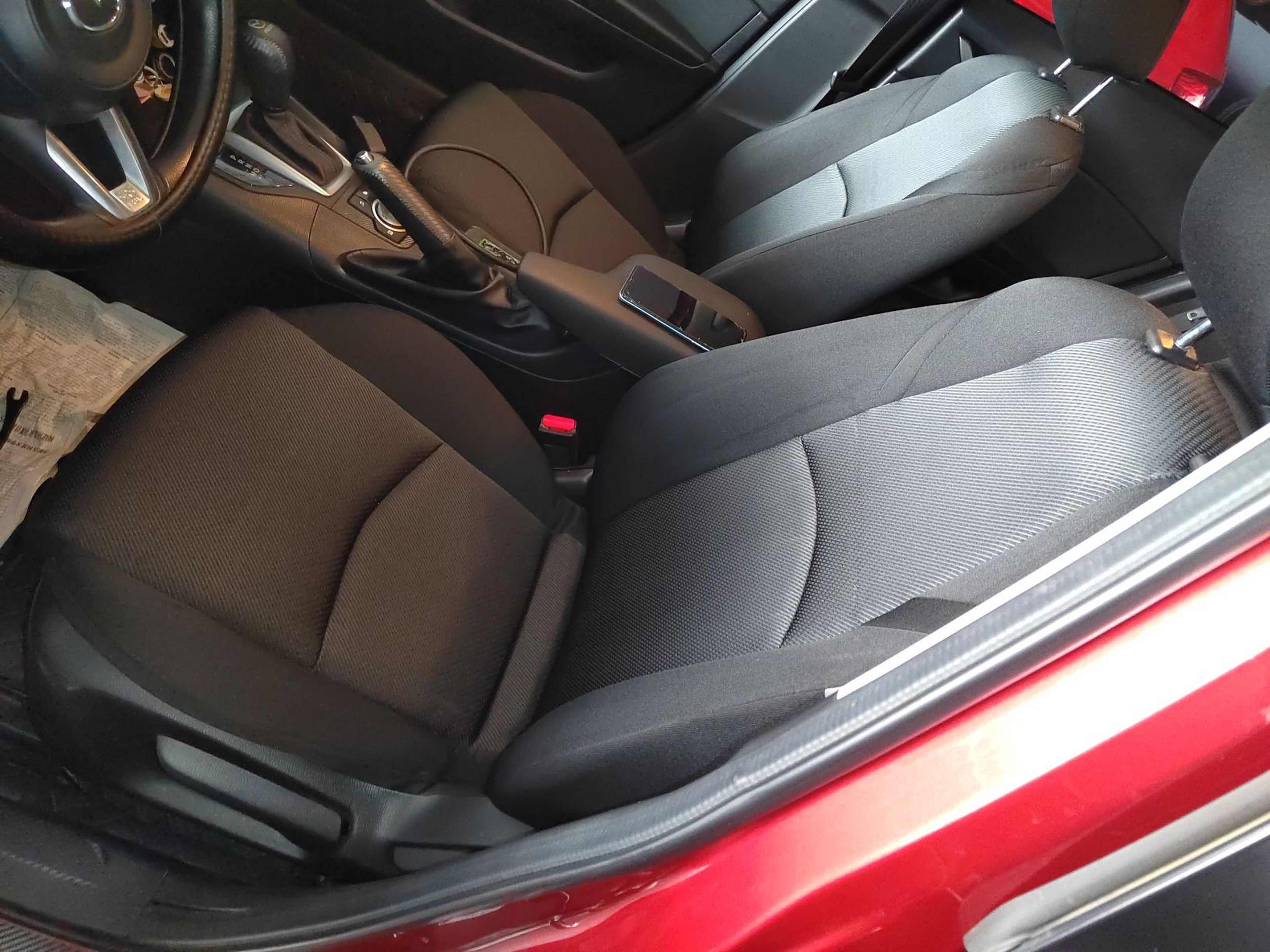 Переднее сиденье в автомобиле