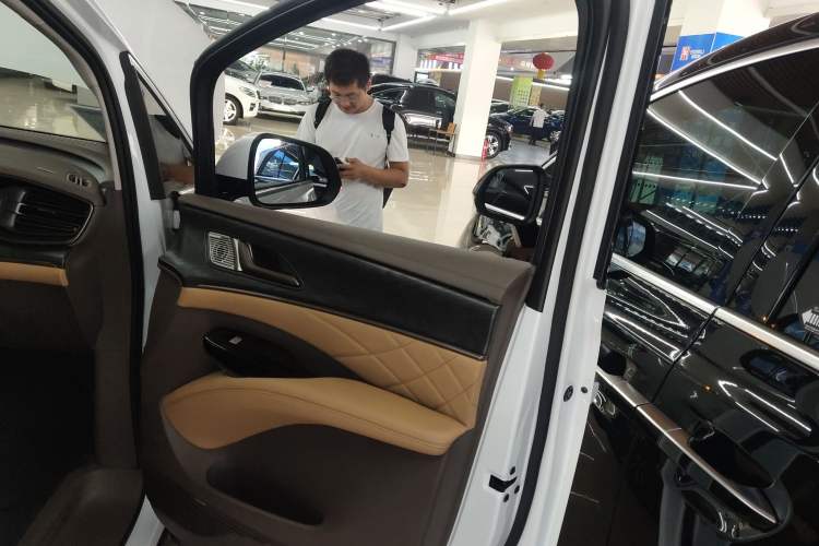 Used Denza D9 2022 DM-i 945 Luxury Model
