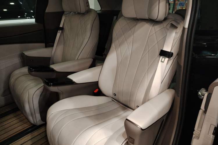 Used Denza D9 2022 DM-i 970 Four-Wheel Drive Prestige Model
