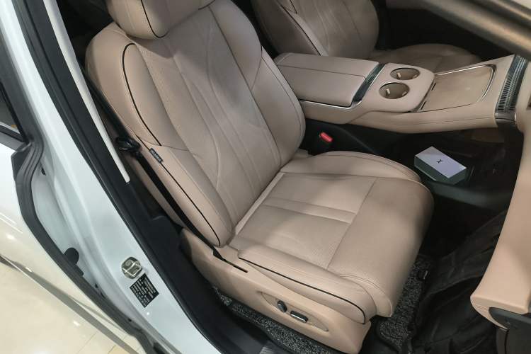 Used XPeng X9 2024 702 Ultra-Long Range Max
