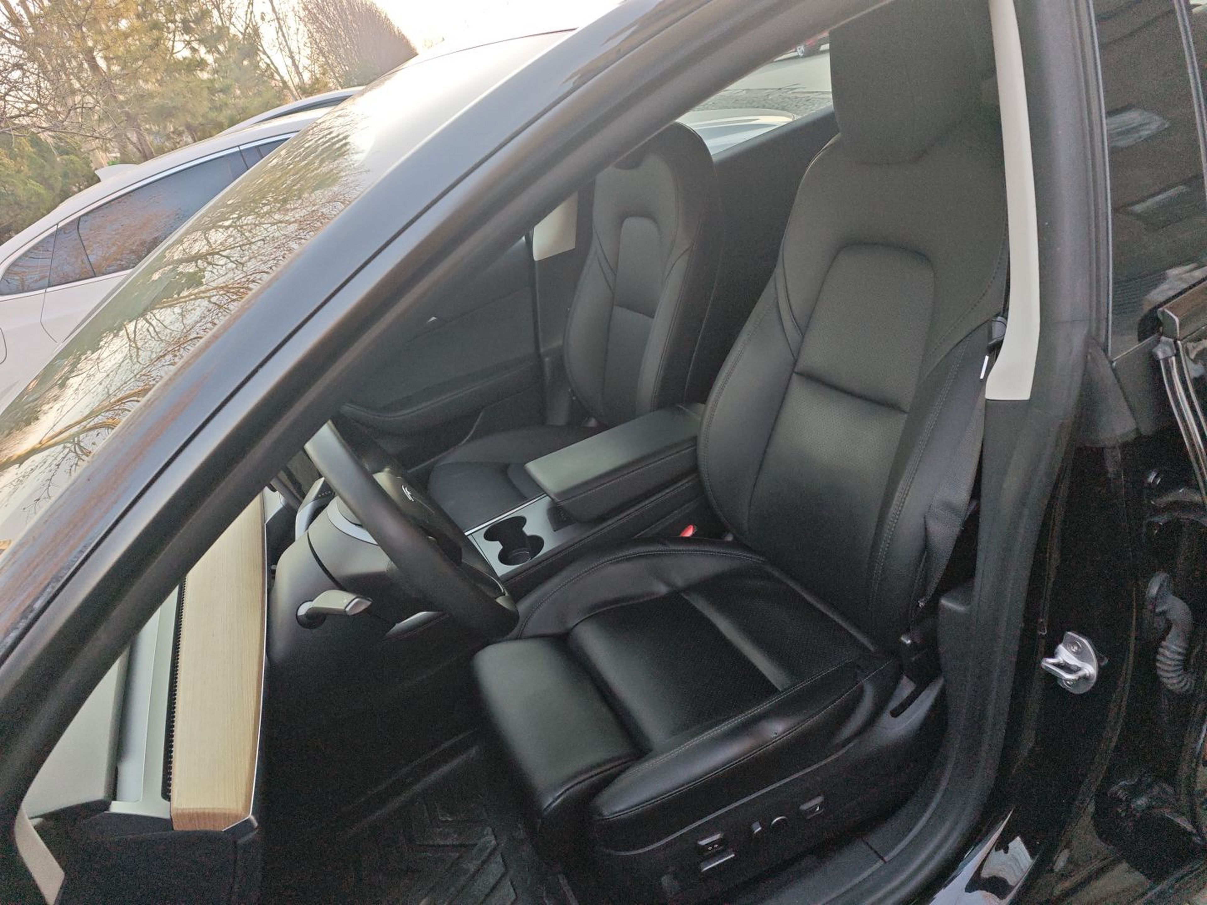 المقاعد الأمامية داخل السيارة