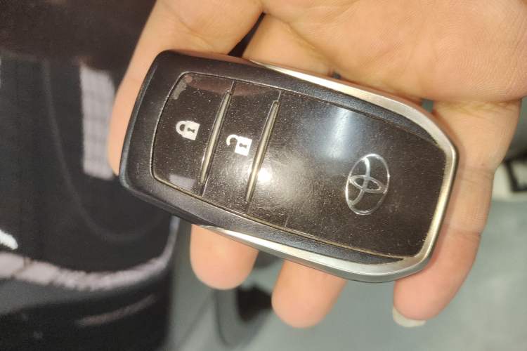 Used Toyota RAV4 2019 2.0L CVT Two-Wheel Drive Luxury Version China VI Standard
