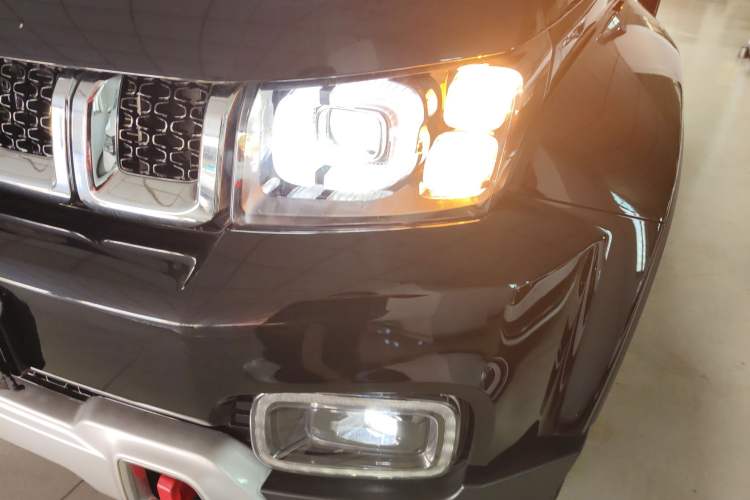 Used  BJ40 2020 2.0T Automatic Four-Wheel Drive Urban Hunter Edition Chivalrous Type
