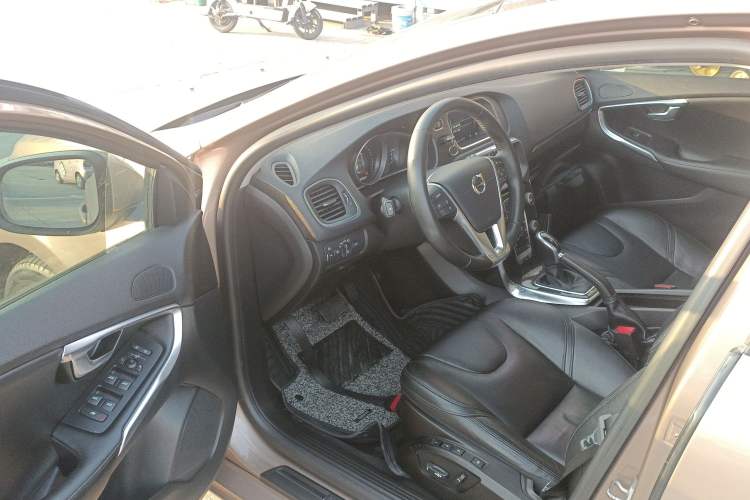 Used Volvo V40 2017 T3 Zhiyi Edition
