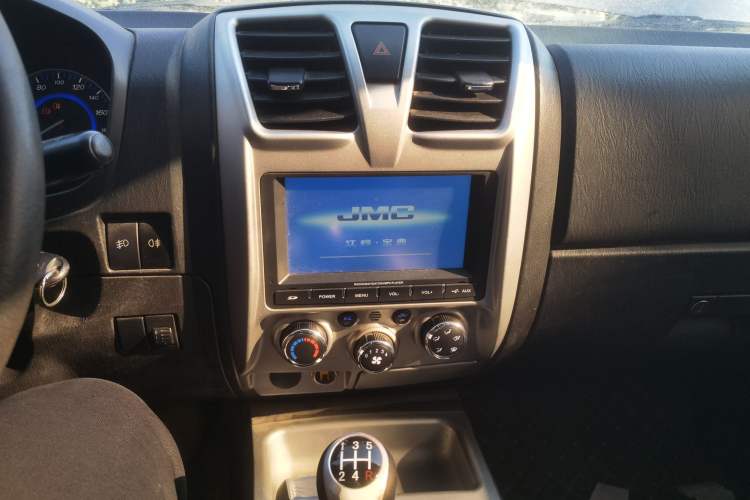 Used JMC Baodian 2018 2.9T New Value-Packed Two-Wheel-Drive Diesel Comfort Version with Standard Cargo Bed – JX4D30B5L