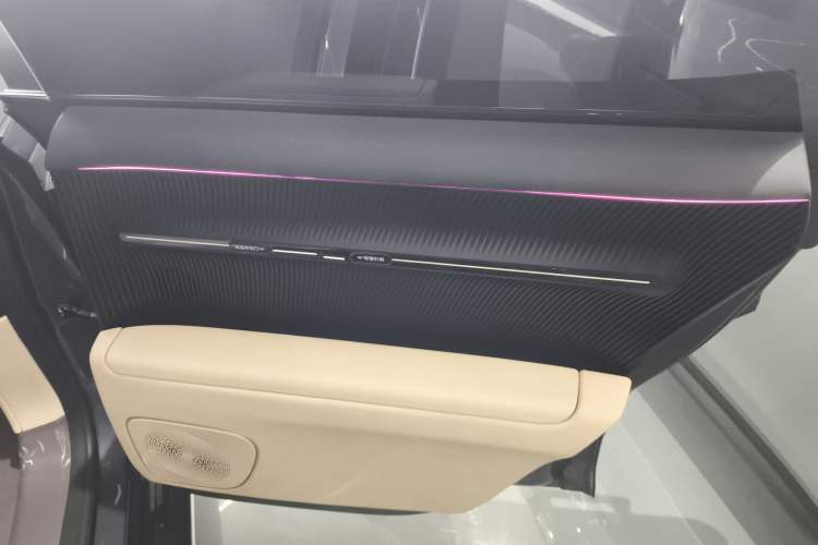 Used  12 2024 700 Three-Laser Rear-Wheel Drive Luxury Edition
