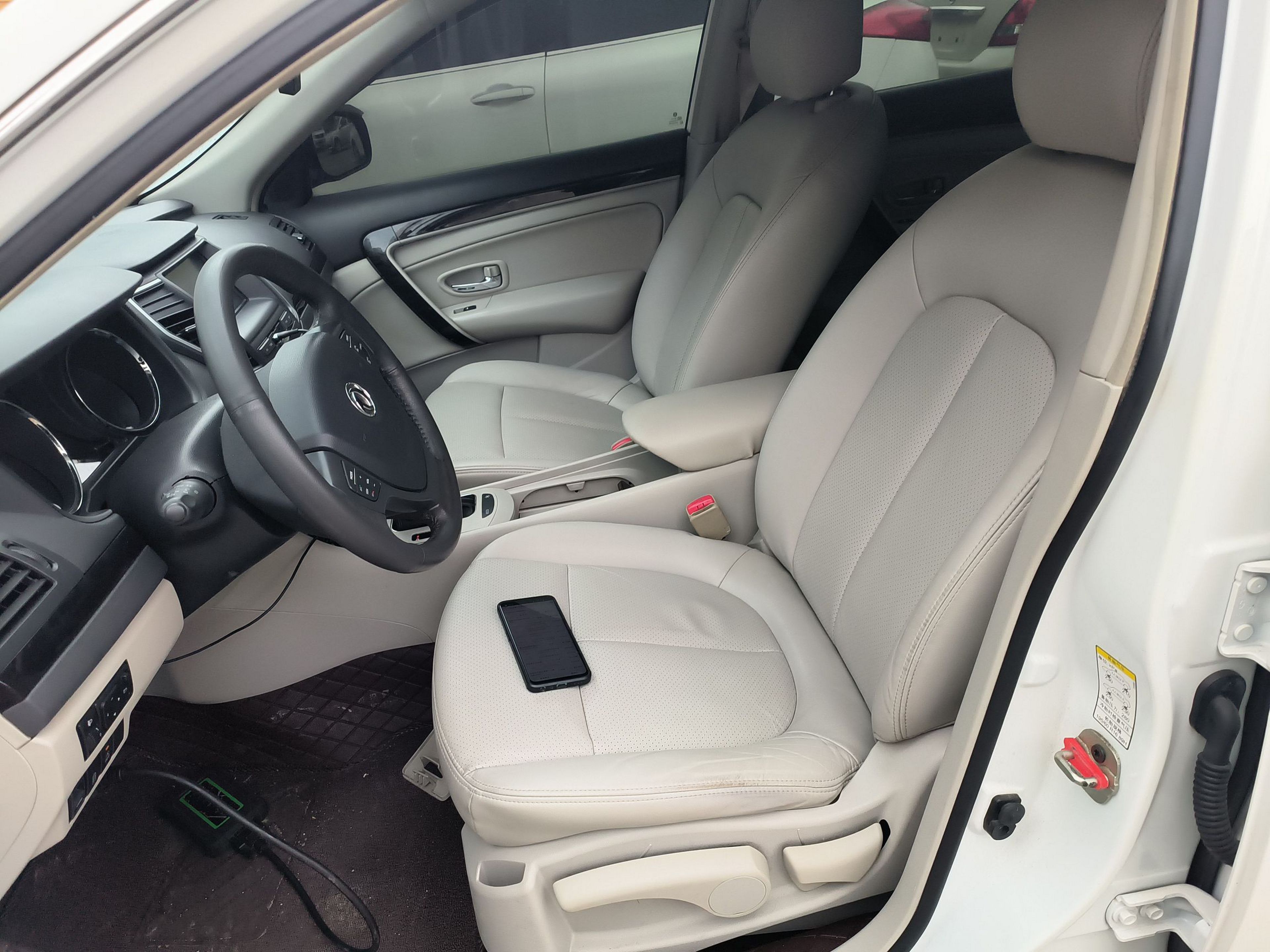 Переднее сиденье в автомобиле