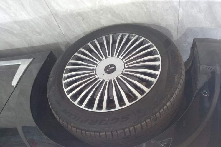 Used VOYAH Dream 2025 PHEV Four-Wheel-Drive Flagship Kunpeng Edition
