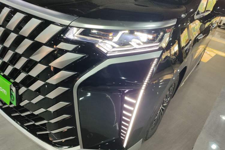 Used Denza D9 2025 DM-i Smart Drive 1020 Four-Wheel Drive Deluxe Model
