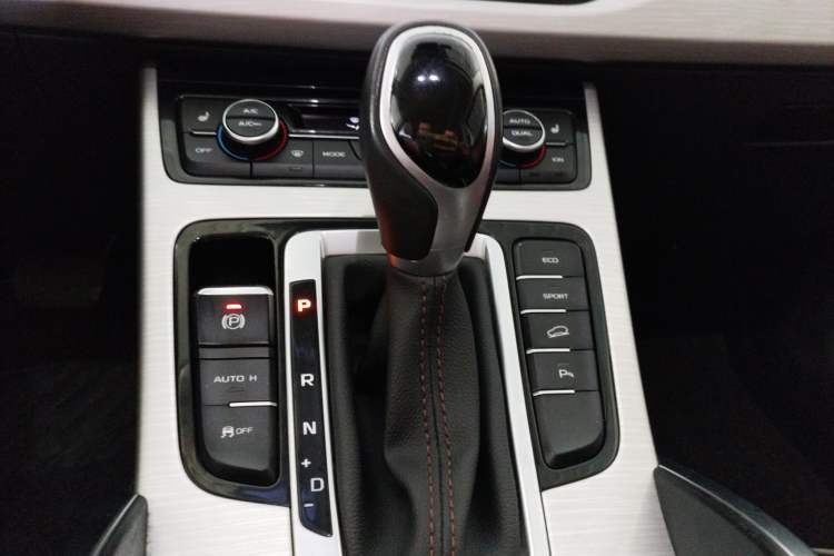 Used Geely Auto Emgrand X7 Sport 2018 1.8TD Automatic Two-Wheel Drive ZhiZun Model with 4G Connectivity
