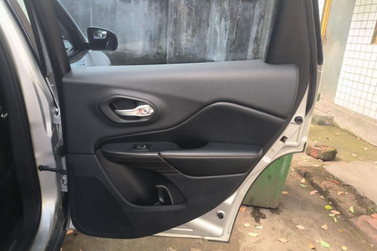 Used  Cherokee 2016 2.0L Superior Edition
