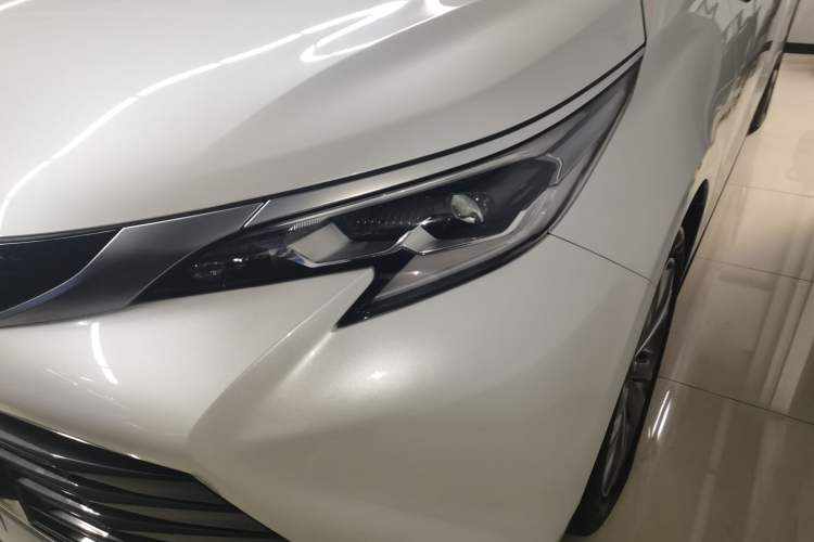 Used Toyota Sienna 2023 2.5L Hybrid Deluxe Edition
