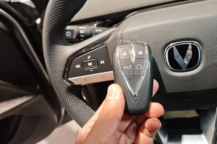 Used Changan UNI-V iDD 2024 Blue Whale Smart Electric iDD 136km Luxury Model
