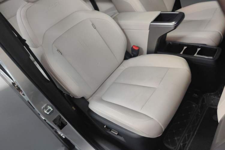 Used  V23 2025 401 Two-Wheel Drive Advanced Edition