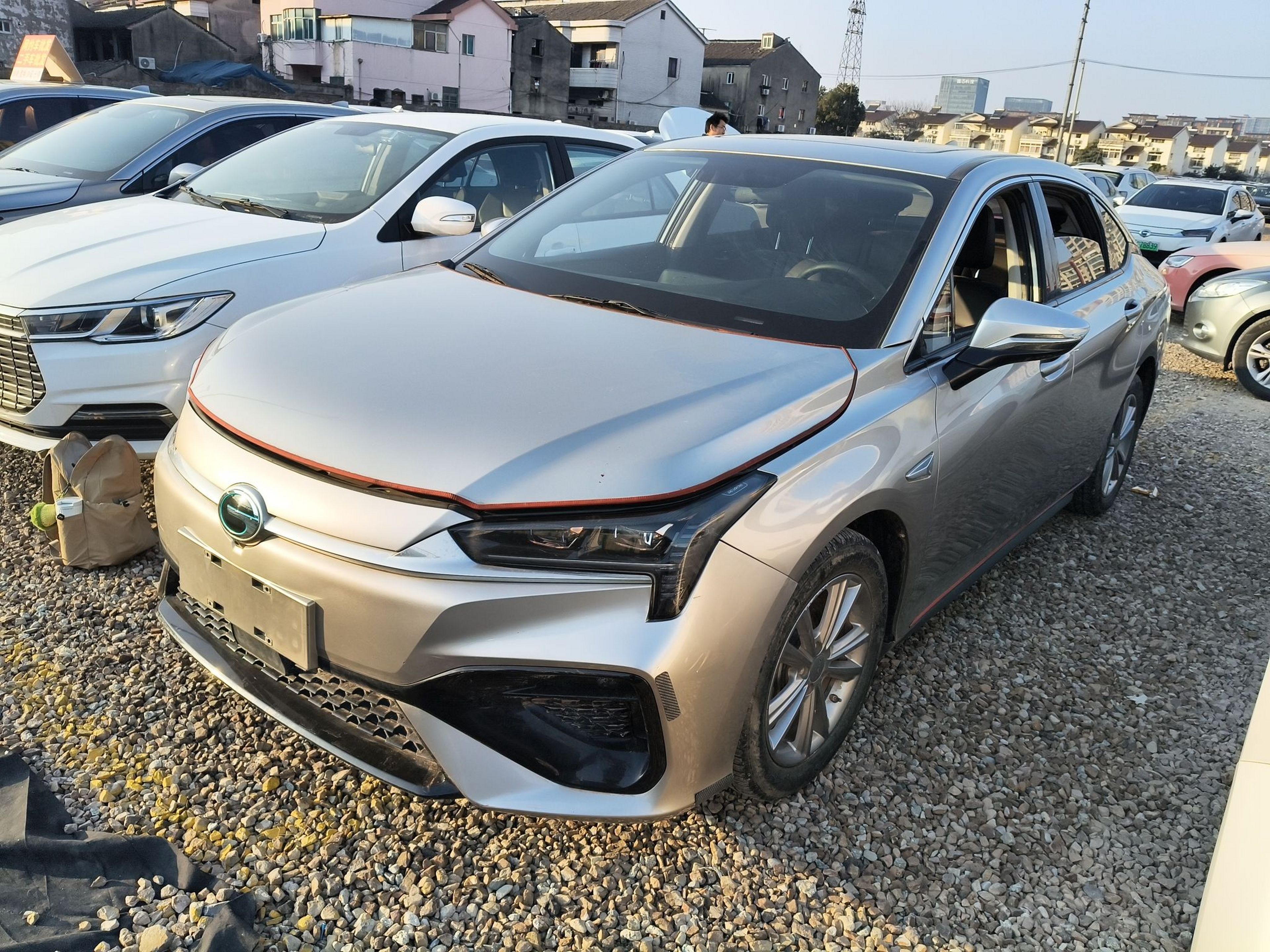 Под передней частью автомобиля