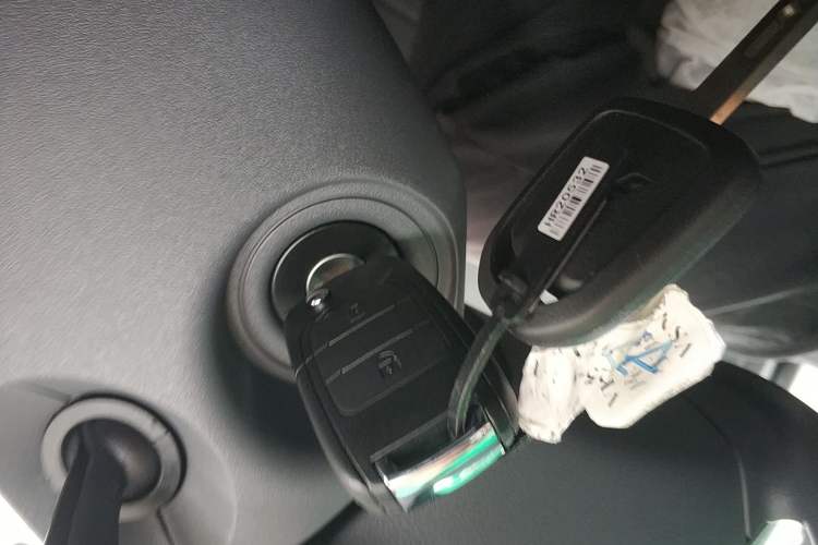 Used Wuling Yangguang 2024 300KM Comfort Version Passenger Van 75kW
