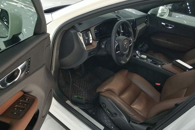 Used Volvo XC60 New Energy 2024 T8 Plug-in Hybrid Long-Range All-Wheel Drive Smart Luxury Edition
