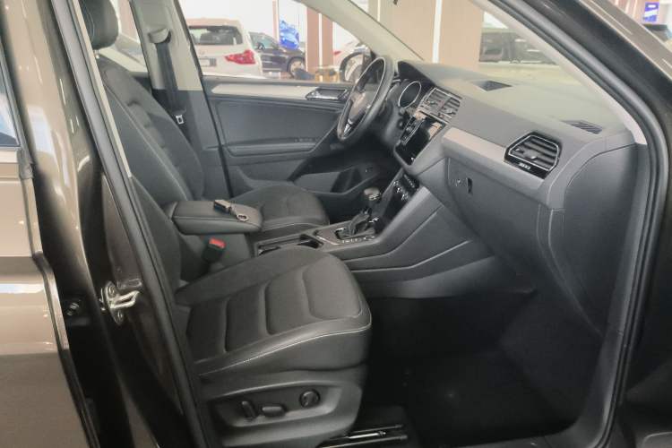 Used Volkswagen Tiguan L 2019 330TSI Automatic Two-Wheel Drive Smart Luxury Version China V Emission Standard
