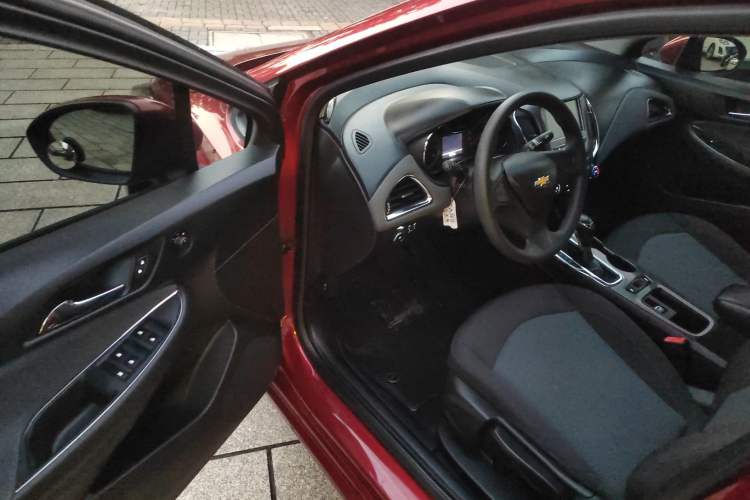 Used Chevrolet Cruze 2018 320 Automatic Pioneer Sunroof Edition
