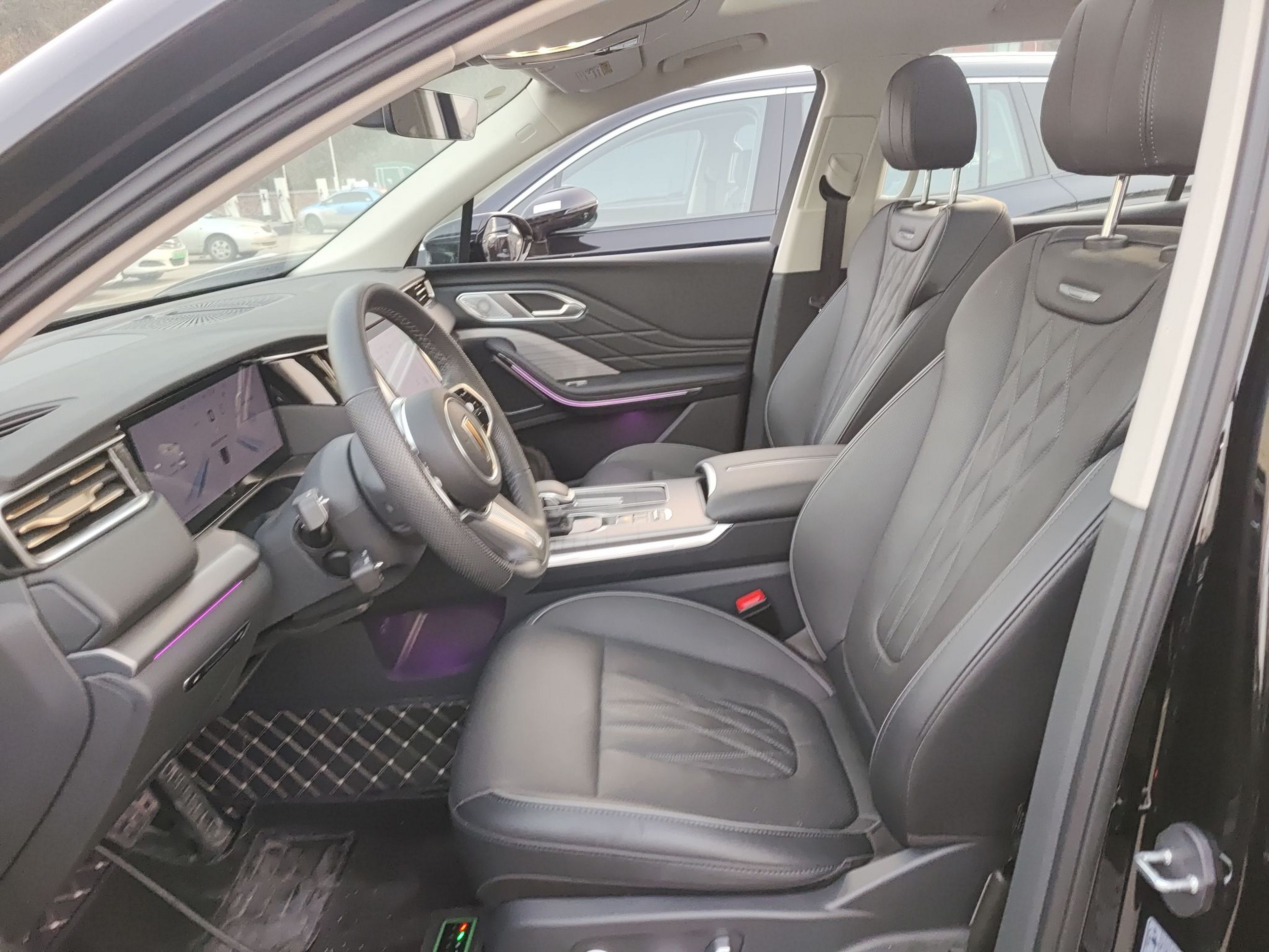 المقاعد الأمامية داخل السيارة