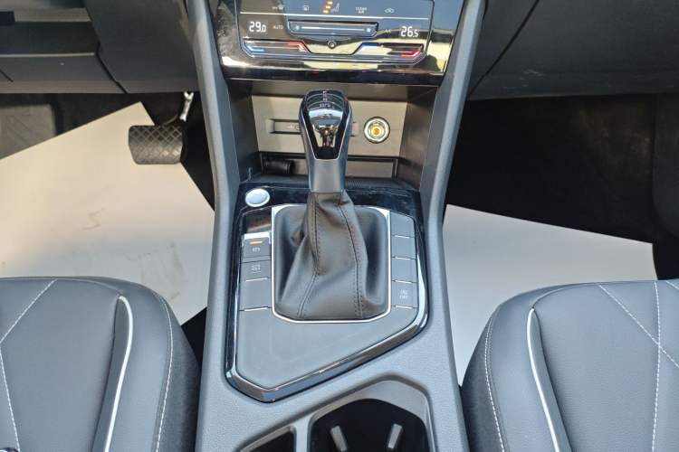 Used Volkswagen Tiguan L 2025 Model, Outstanding Version, 300TSI Automatic Two-Wheel Drive Longteng Edition