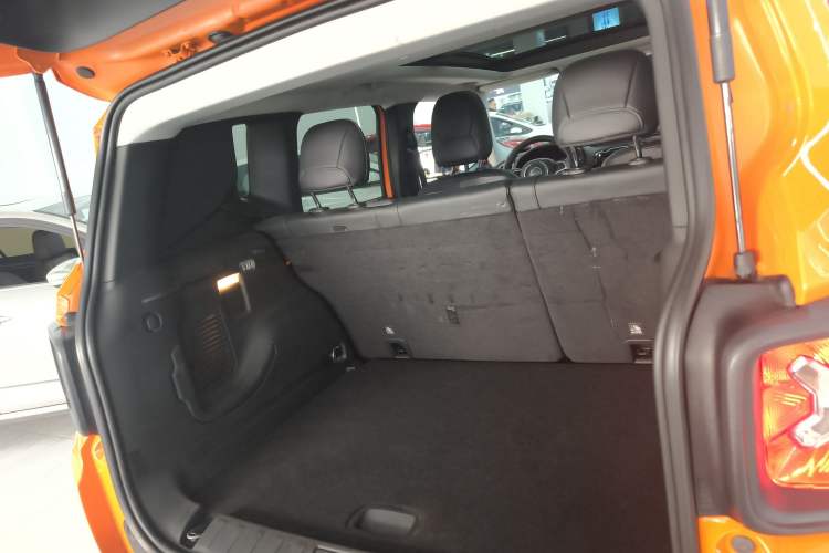 Used  Renegade 2019 220T Automatic Leading Edition
