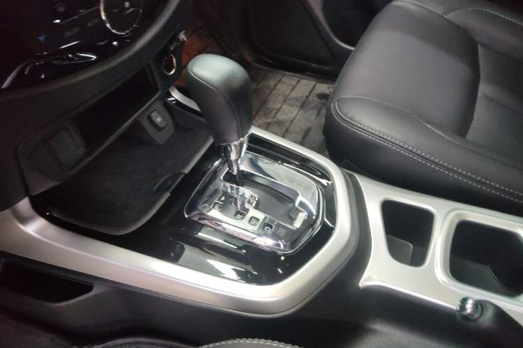 Used Nissan Terra 2020 2.5L XL Upper Automatic Two-Wheel Drive Luxury Edition